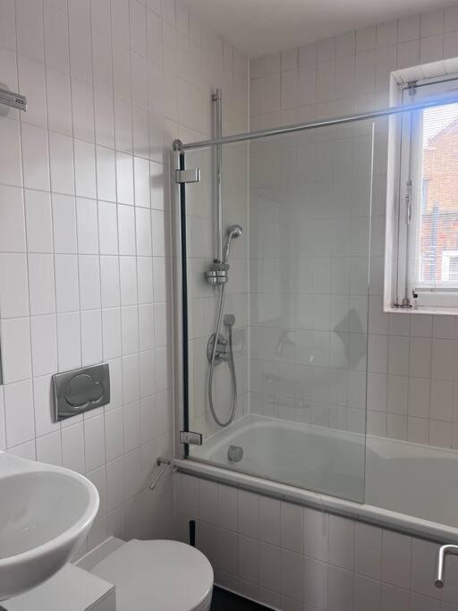 Central , Bright And Modern Flat Up To 4 People Лондон Екстер'єр фото